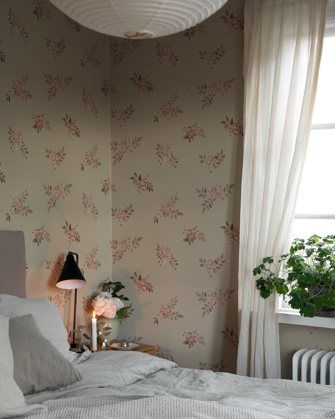 43113 - Nyponros Wallpaper - Soft Gray/Green - Midbec