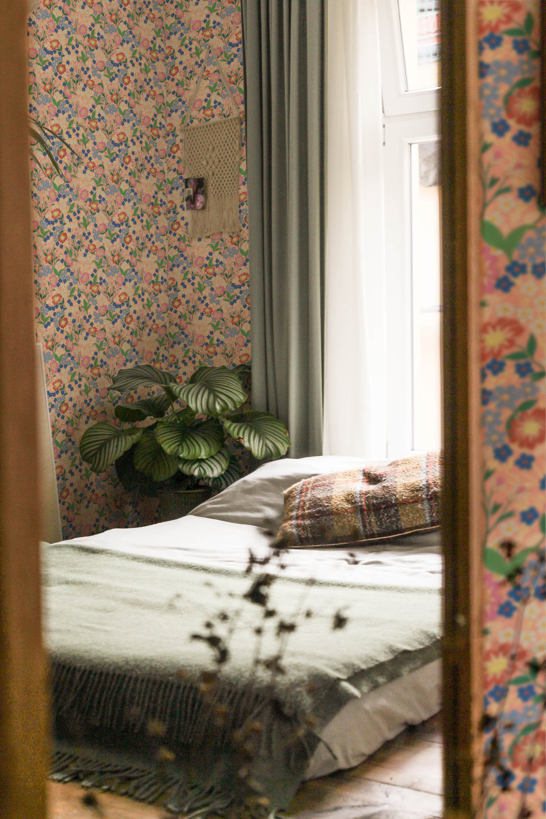 Lola Wallpaper - Peach - Summer Gray