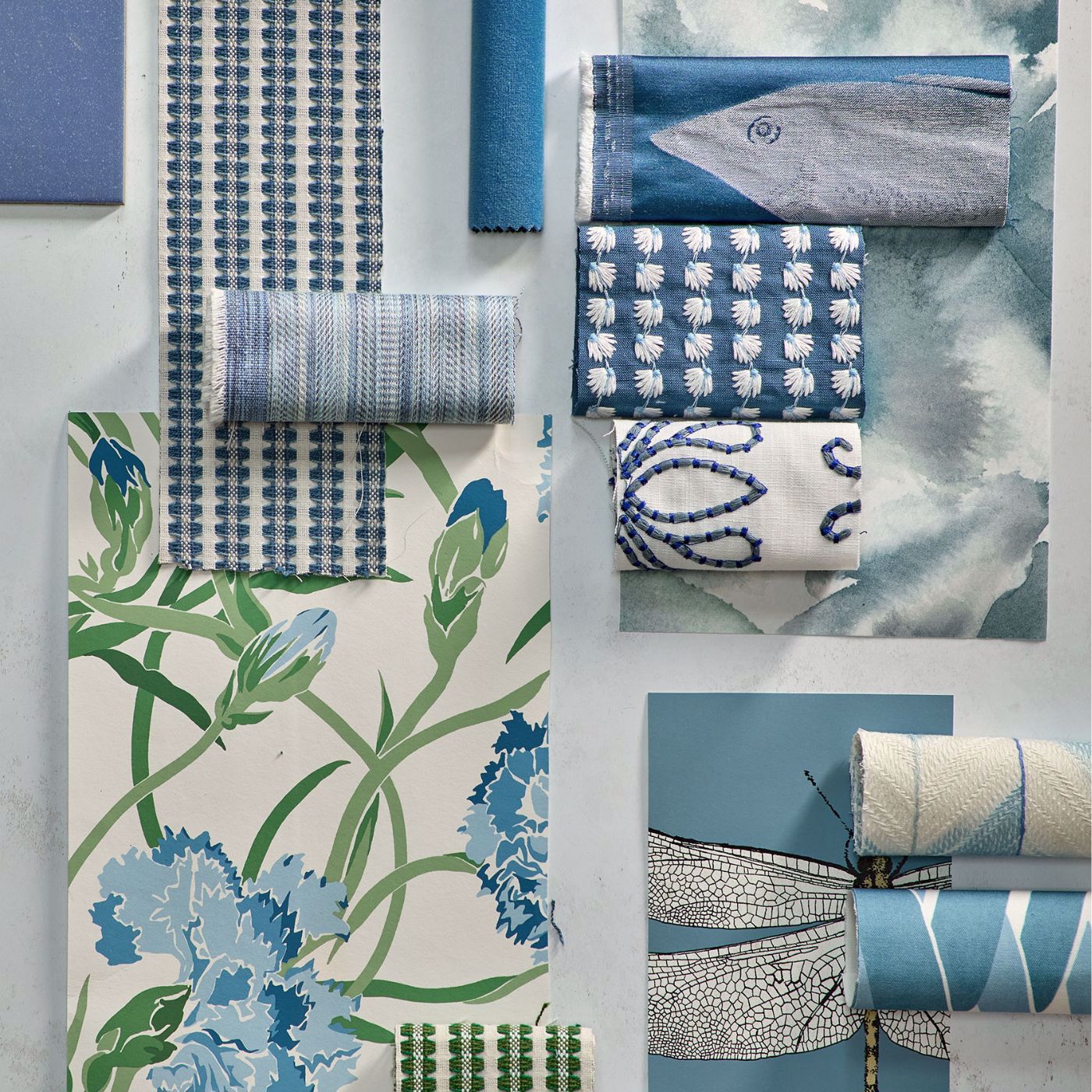 Demoiselle Wallpaper - Cornflower/First Light/Honey - Harlequin - HRTW113144