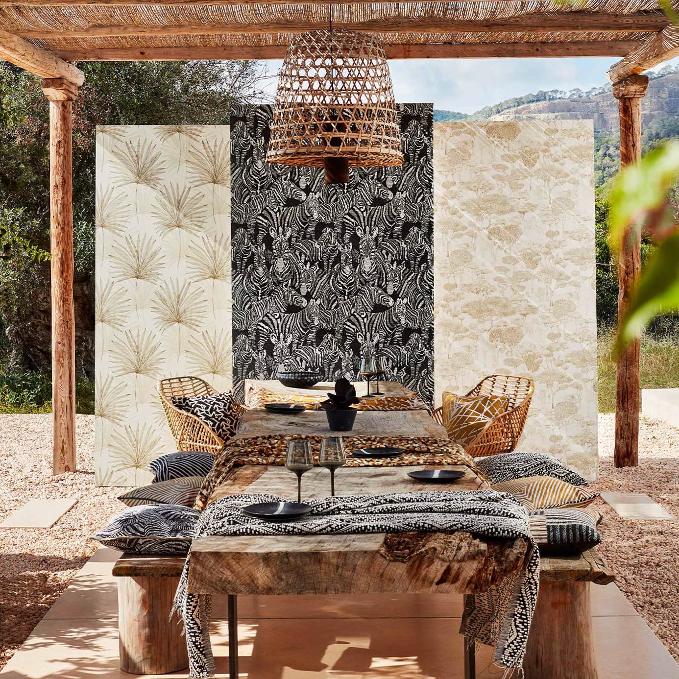 Nirmala Wallpaper - Gilver/Oyster - Harlequin - HMIW112240