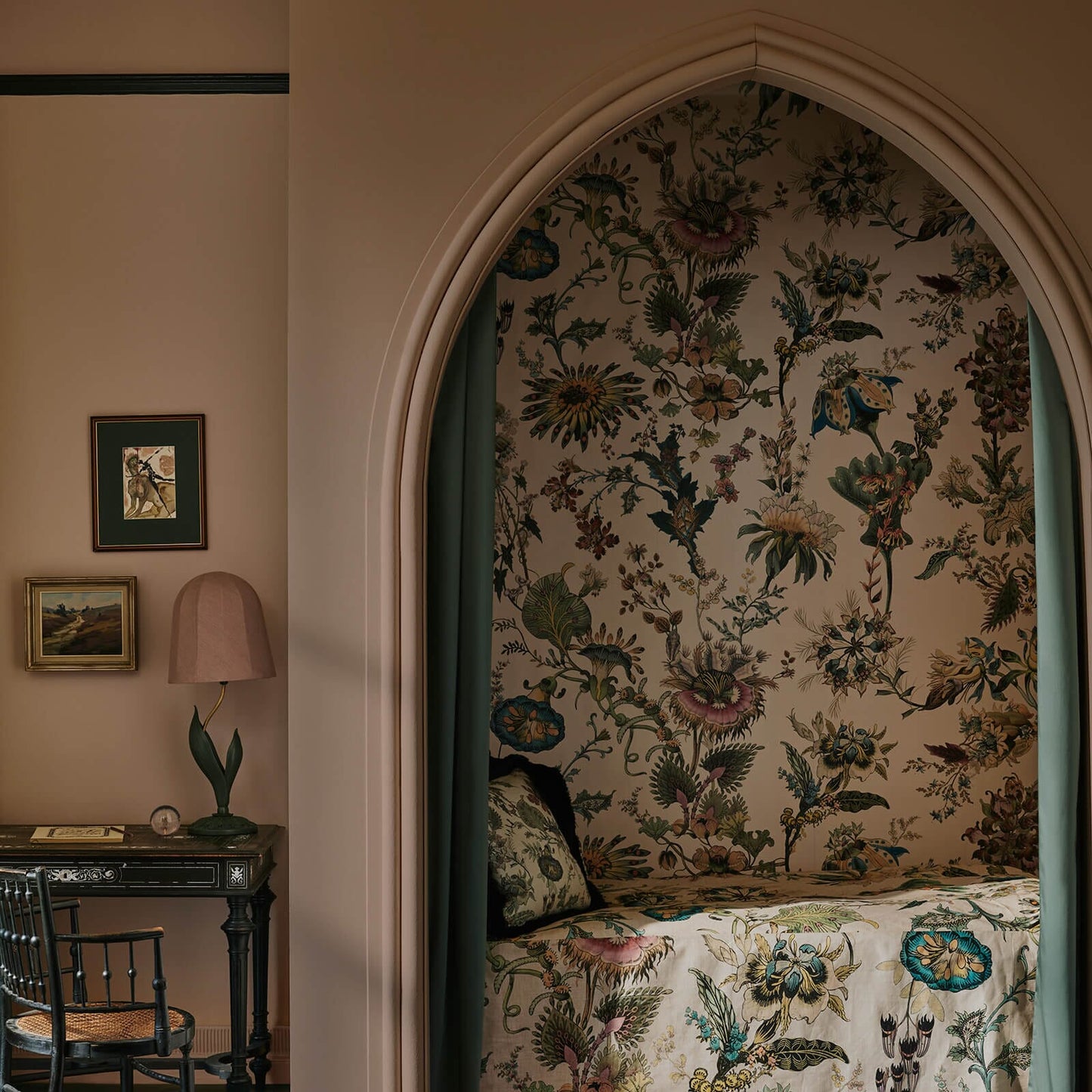 Flora Fantasia Wallpaper