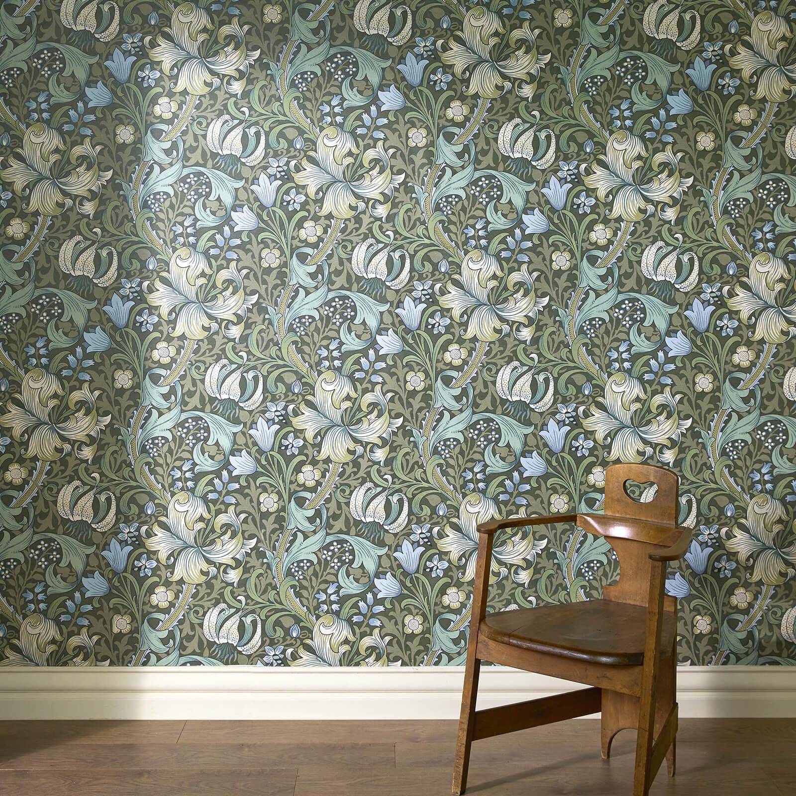 1-WA-GOL-DI-VER-XXX - Golden Lily Wallpaper - Verde - House of Hackney