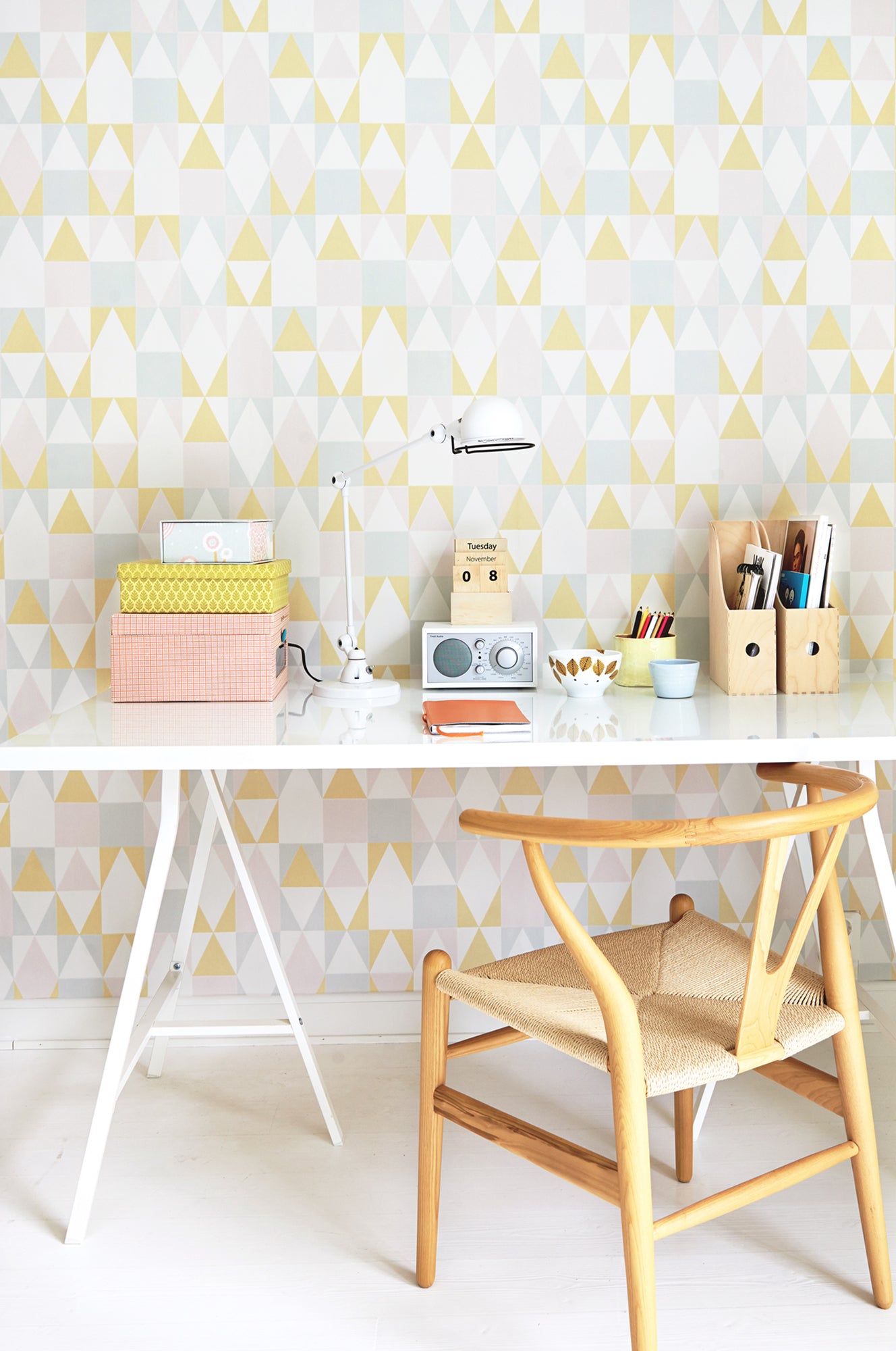 Alice Pink/yellow Wallpaper - Majvillan
