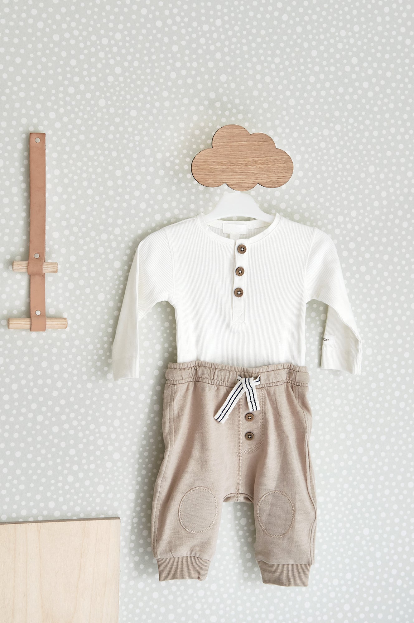 Dots Grey Wallpaper - Majvillan