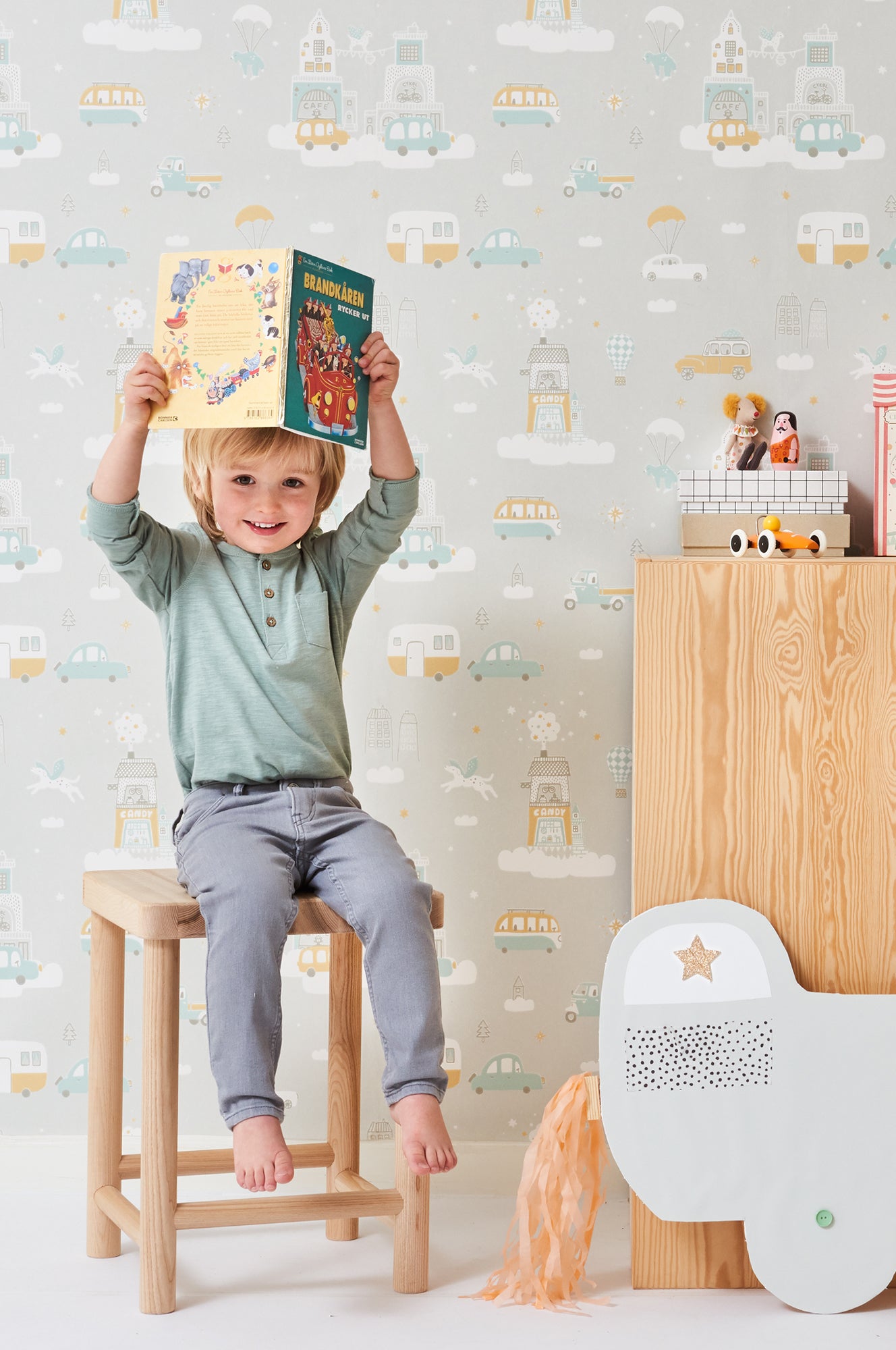 Above The Clouds Soft Grey Wallpaper - Majvillan