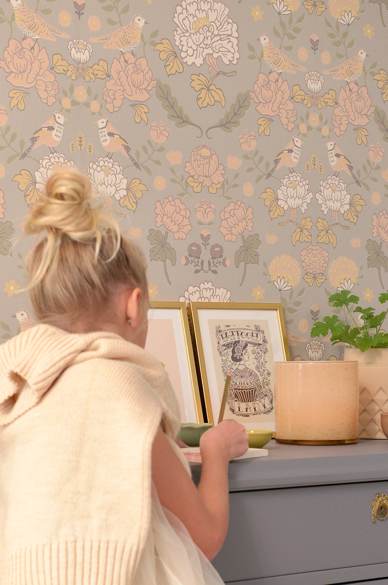 June Mindful Grey Wallpaper - Majvillan