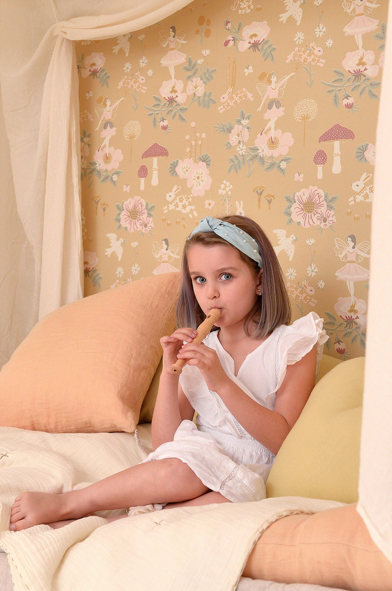 Old Garden Mellow Yellow Wallpaper - Majvillan