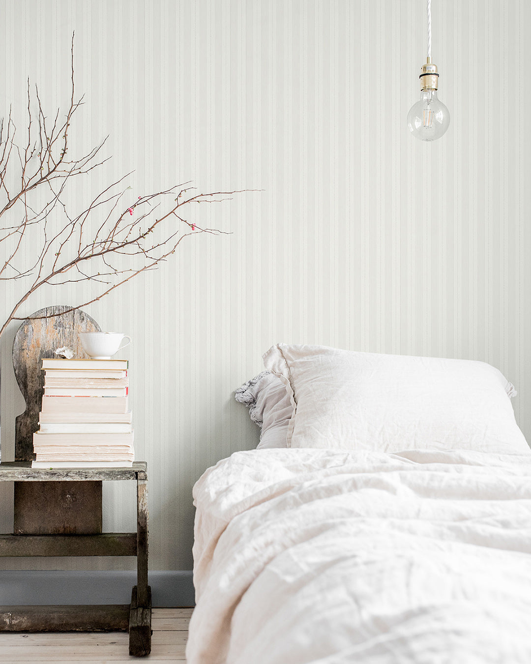 27004 - Sture Wallpaper - White & Silver - Midbec