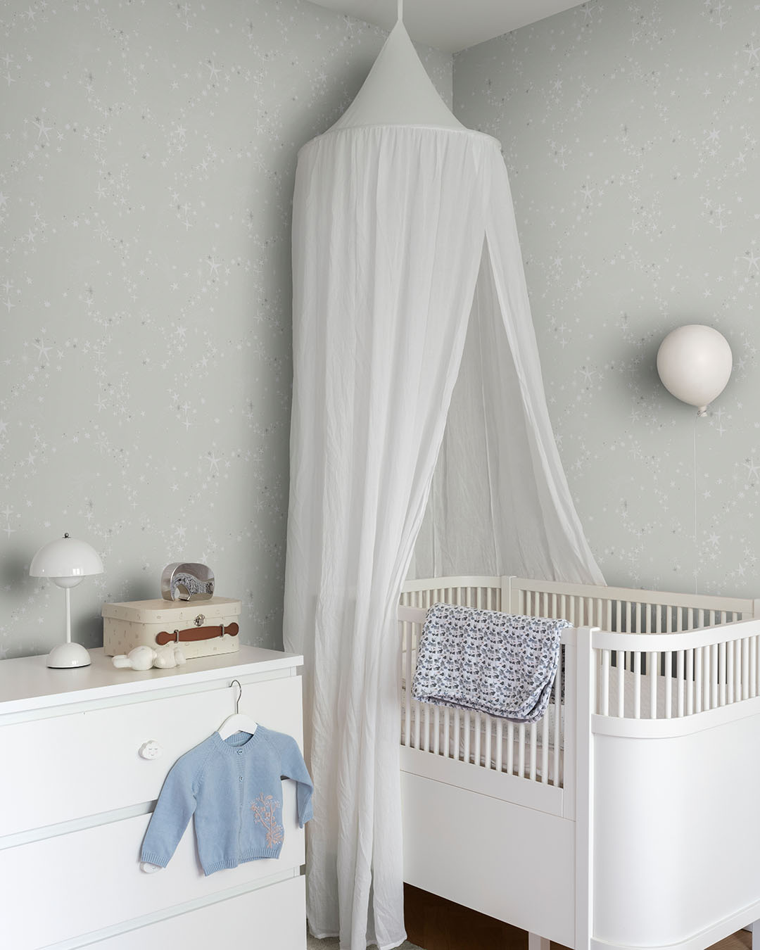 29019 - Stjarnorna Wallpaper - Light Gray - Midbec