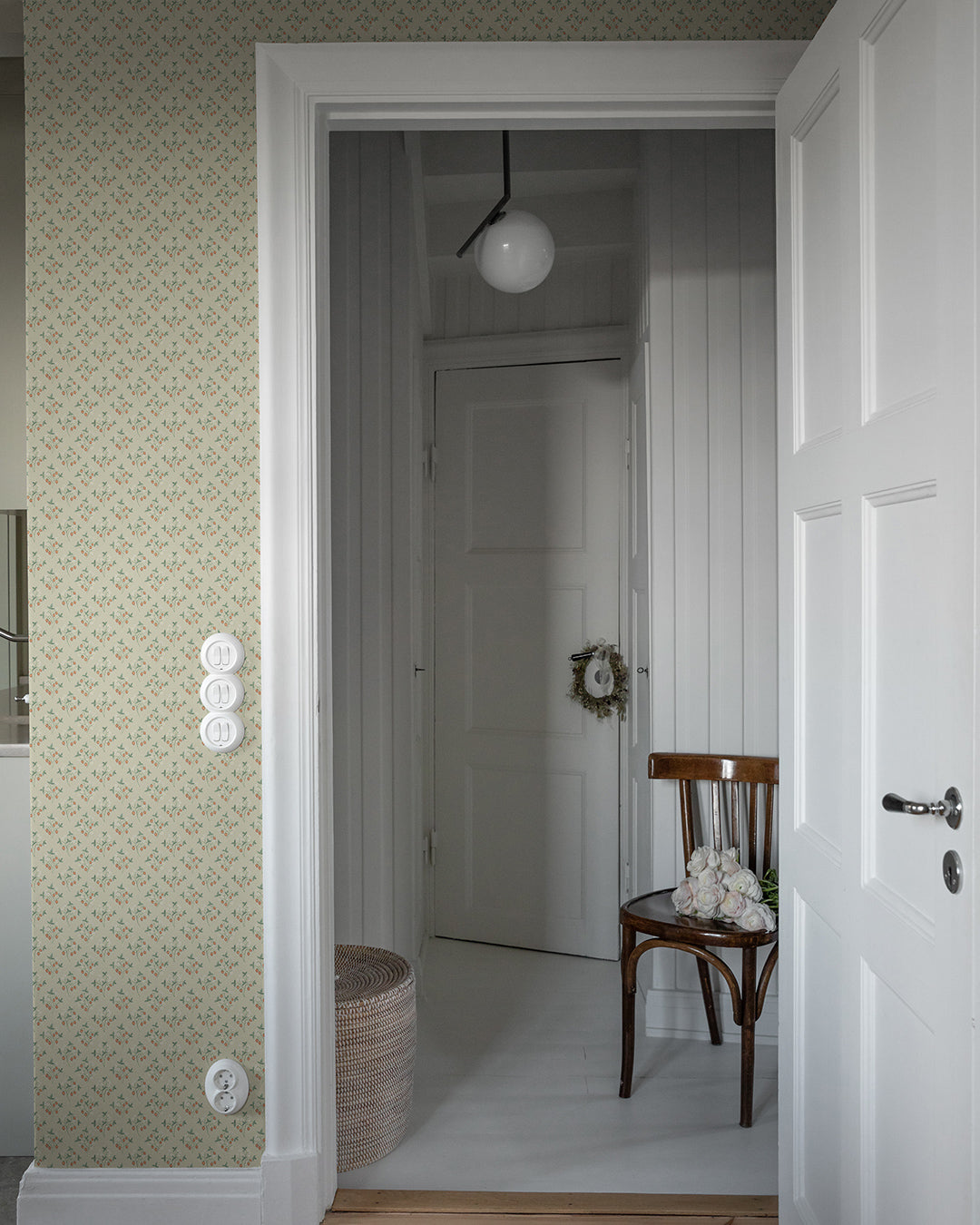 43124 - Jordgubbar Wallpaper - Beige - Midbec