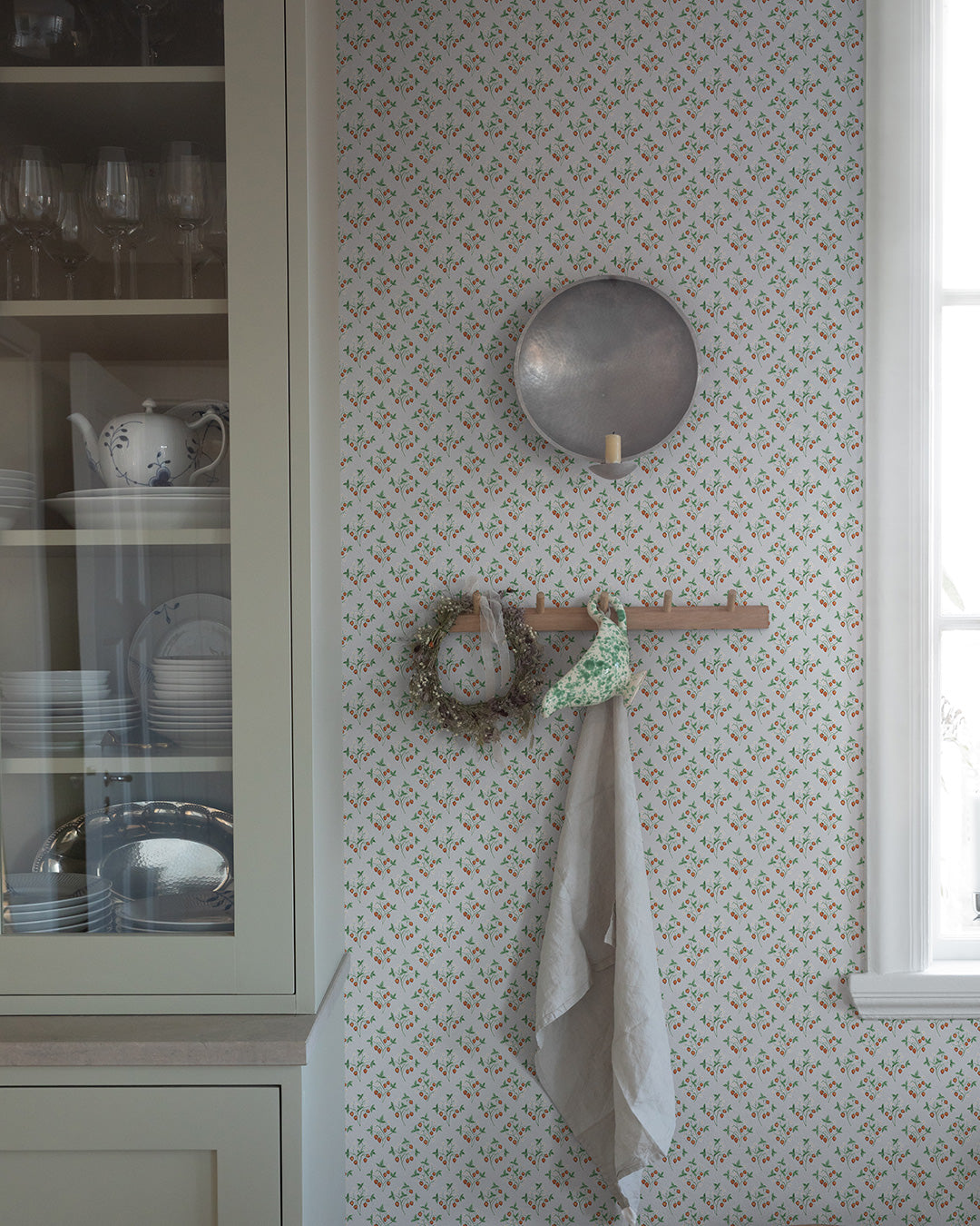 43125 - Jordgubbar Wallpaper - Light Blue - Midbec