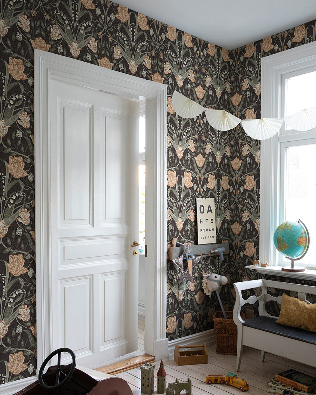 44107 - Filippa Wallpaper - Black - Midbec