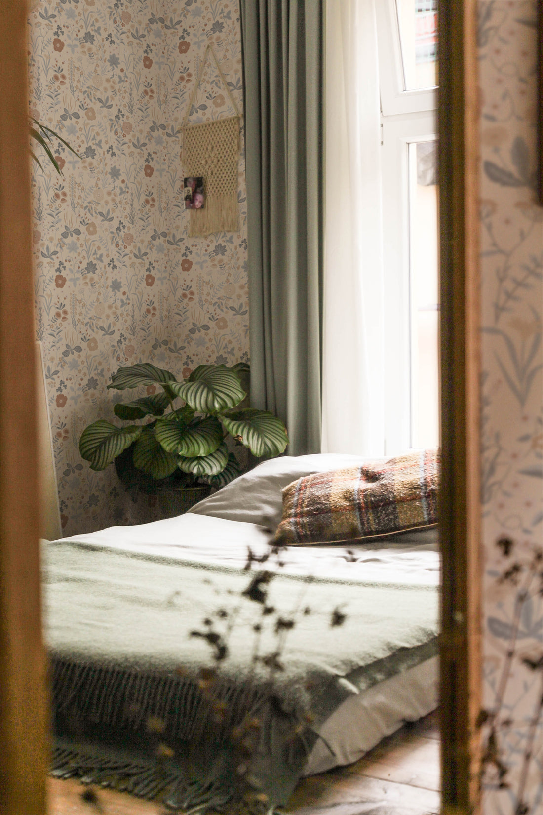 Blomstre Wallpaper - Earth - Summer Gray
