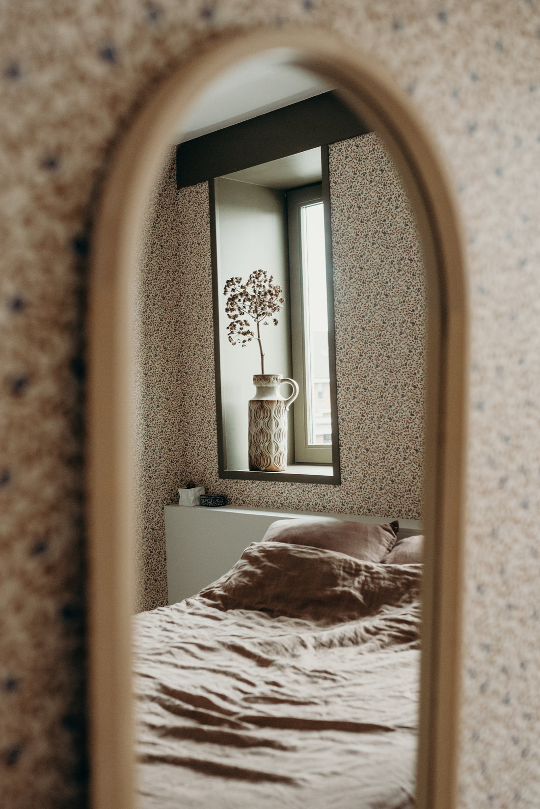 Climbing Rose Wallpaper - Bronze - Summer Gray
