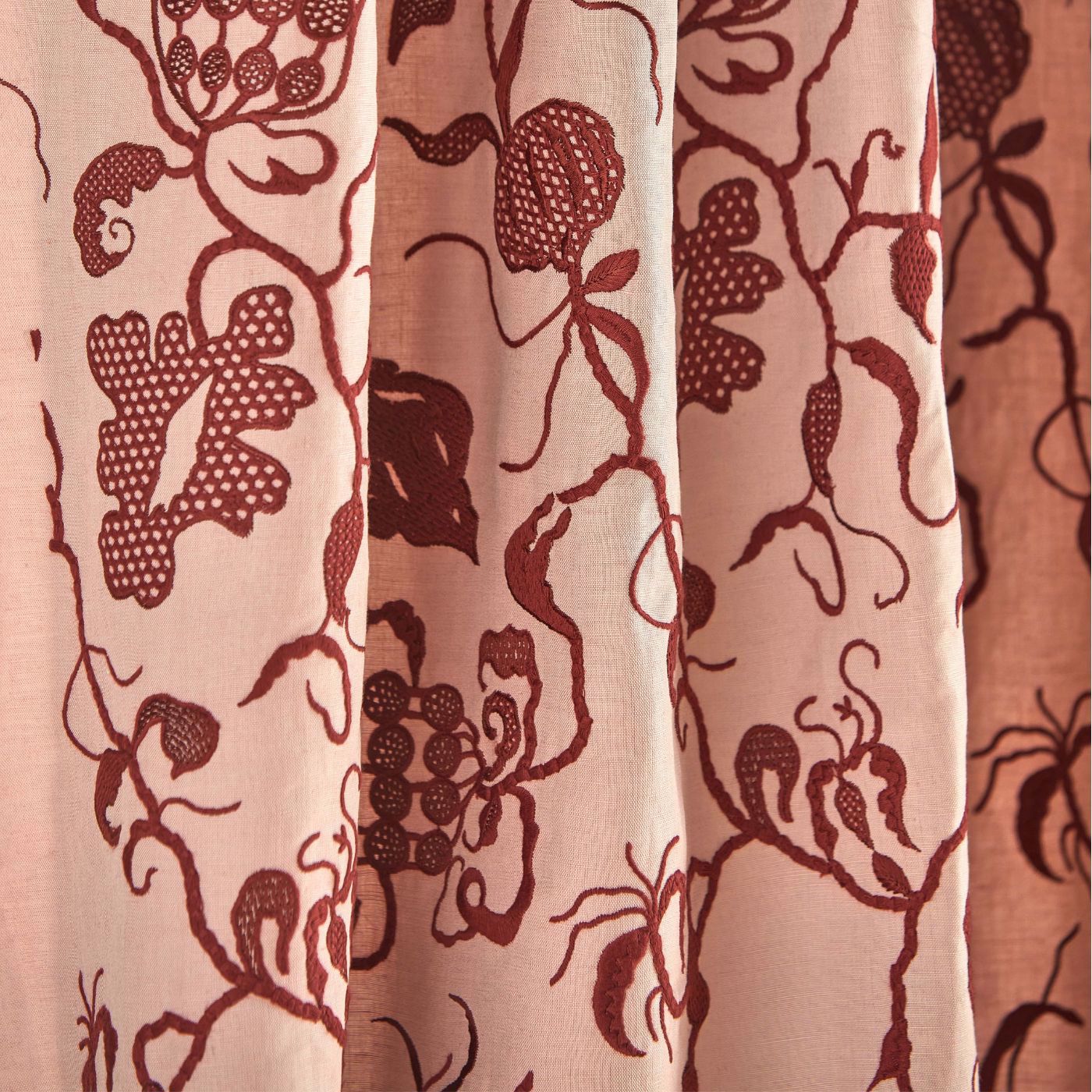 Mydsommer Pickings Conch/Madder Fabric - Red - Sanderson