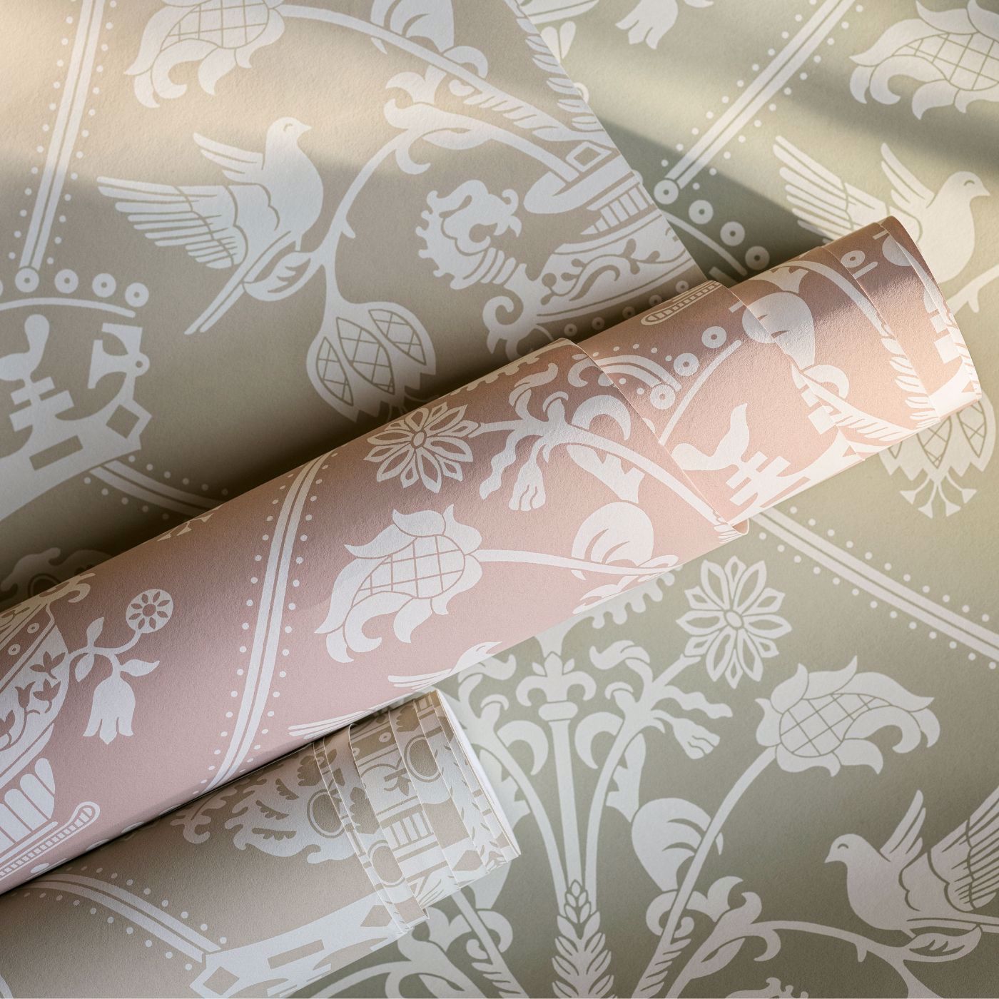 Highgrove Damask Wallpaper - Rose - DHIP217504