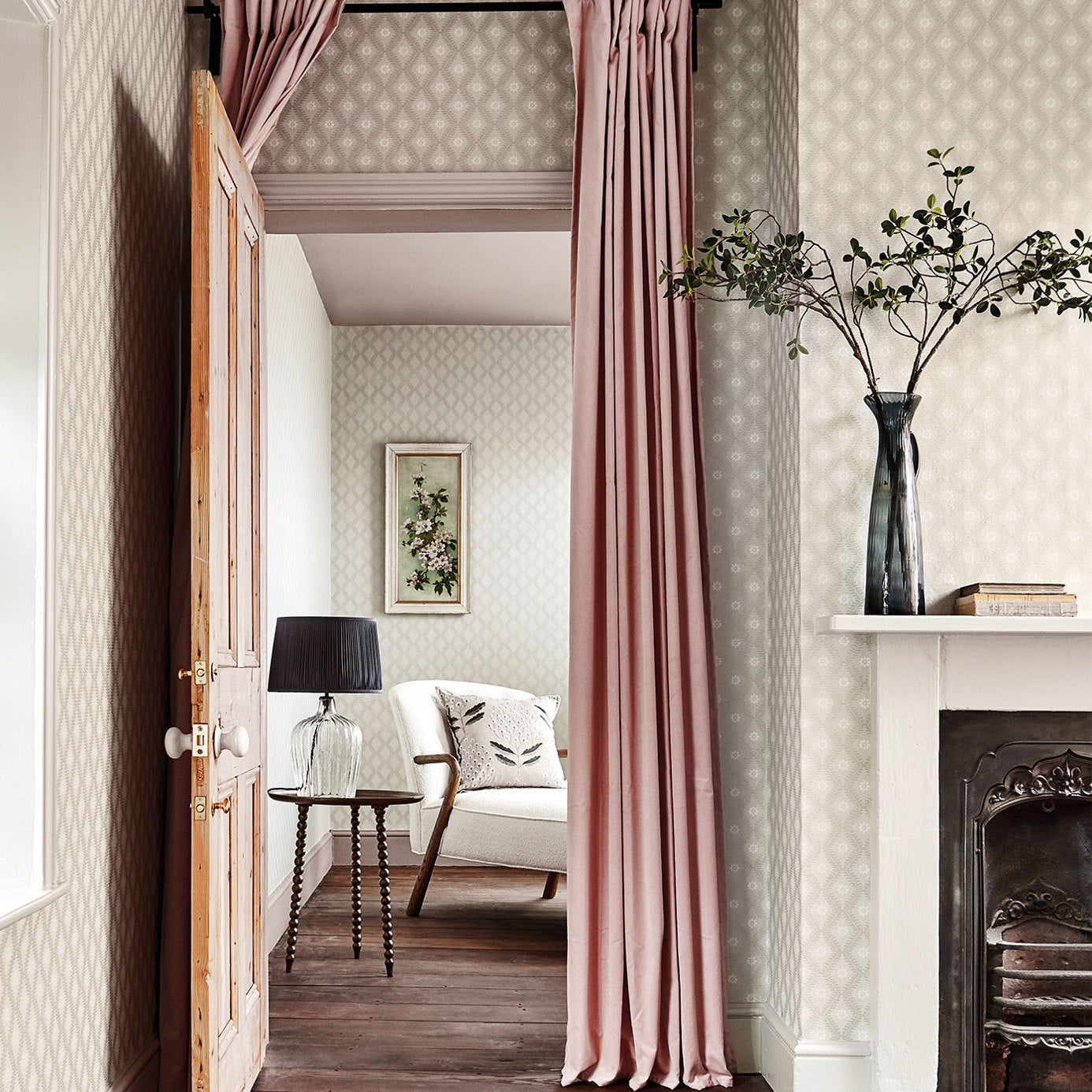 Witney Daisy Wallpaper - Linen - DLMW216875