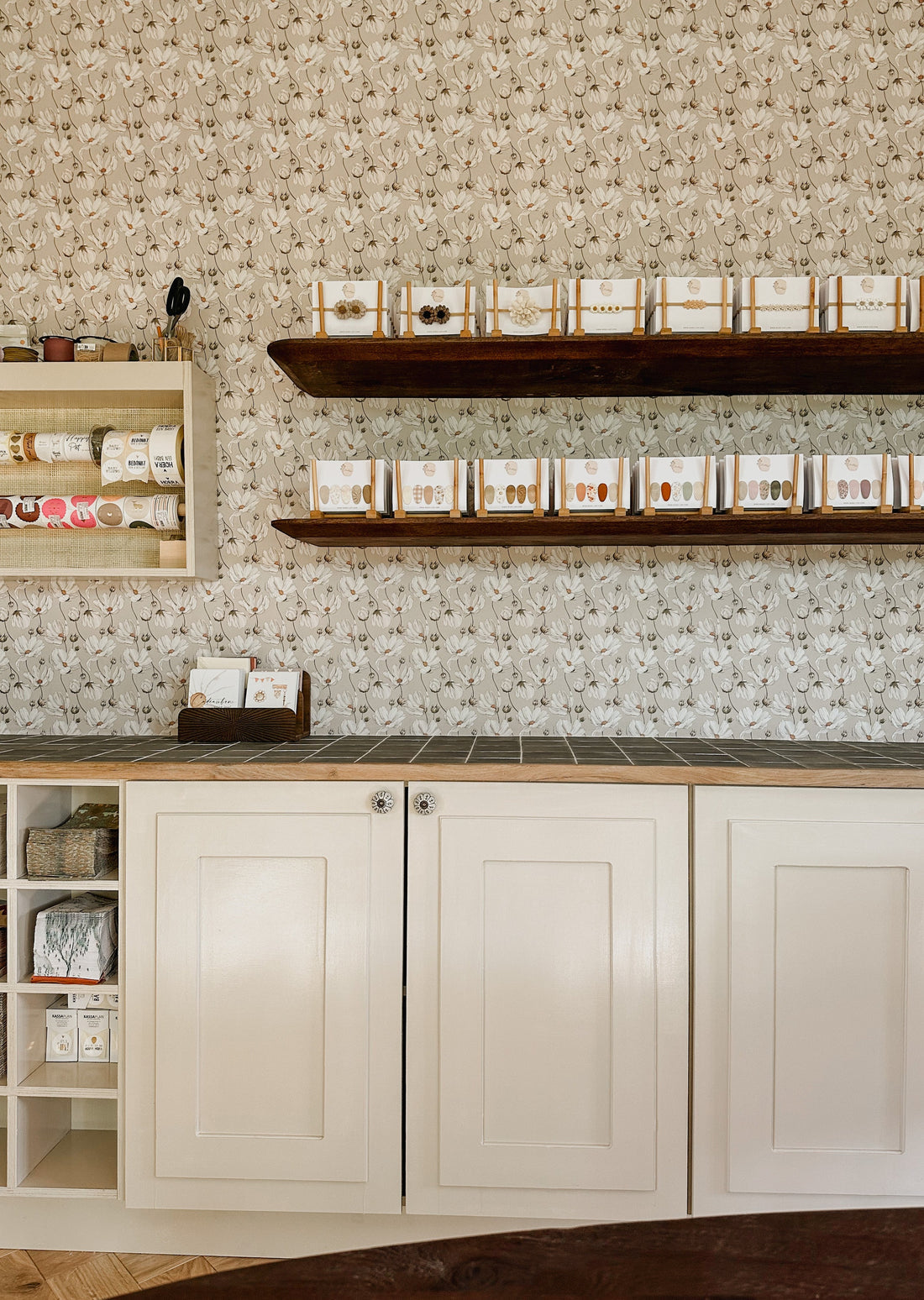 Daisies Wallpaper - Beige - Summer Gray
