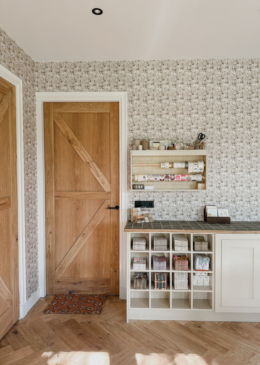 Daisies Wallpaper - Beige - Summer Gray
