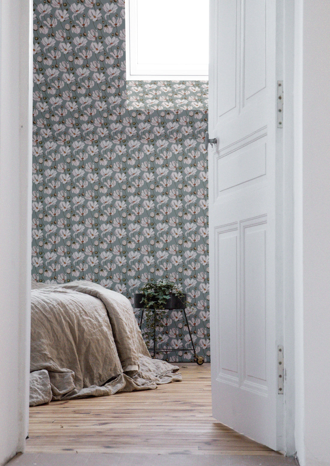 Daisies Wallpaper - Blue - Summer Gray
