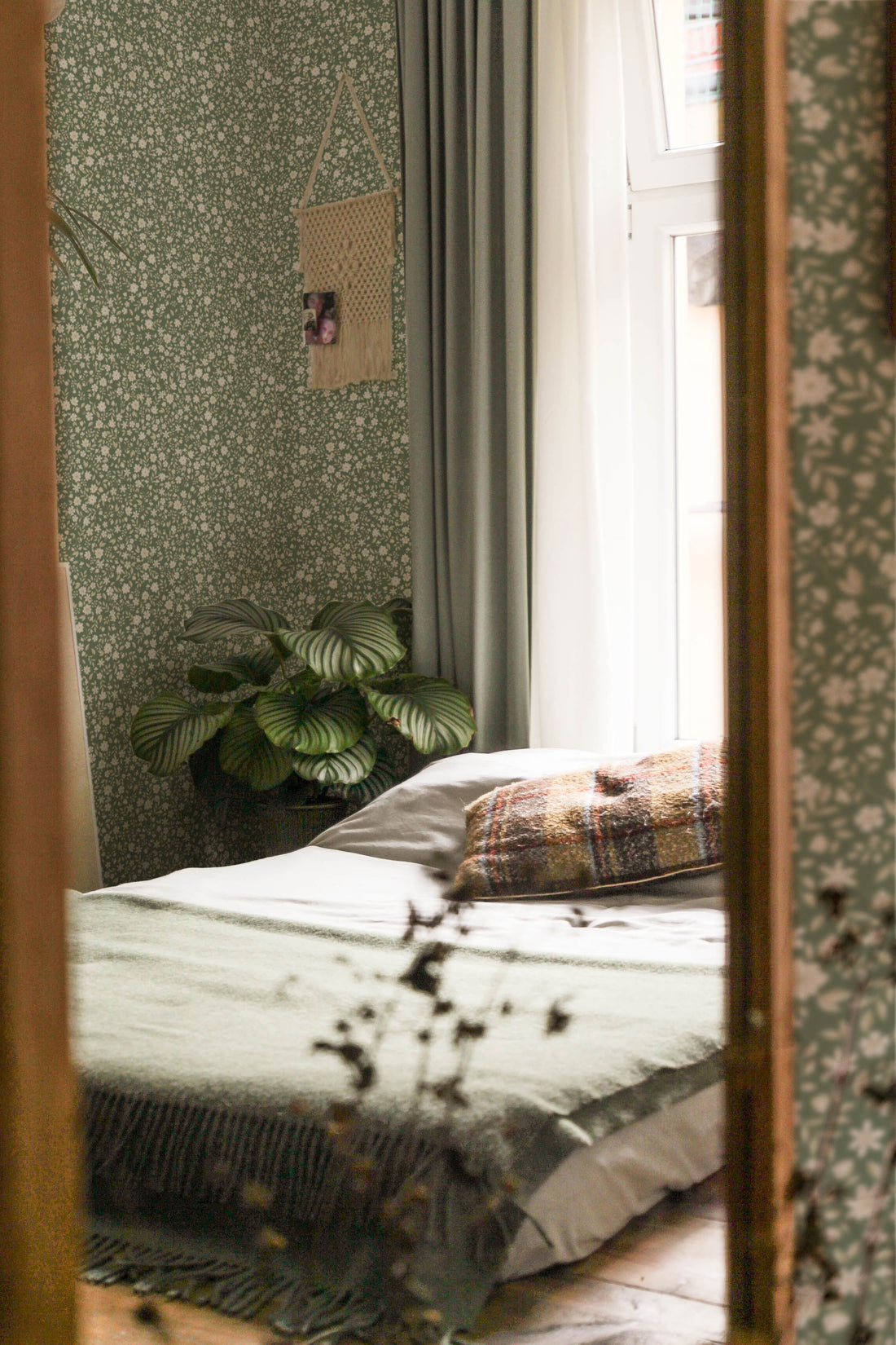 Freja Wallpaper - Pasture - Summer Gray
