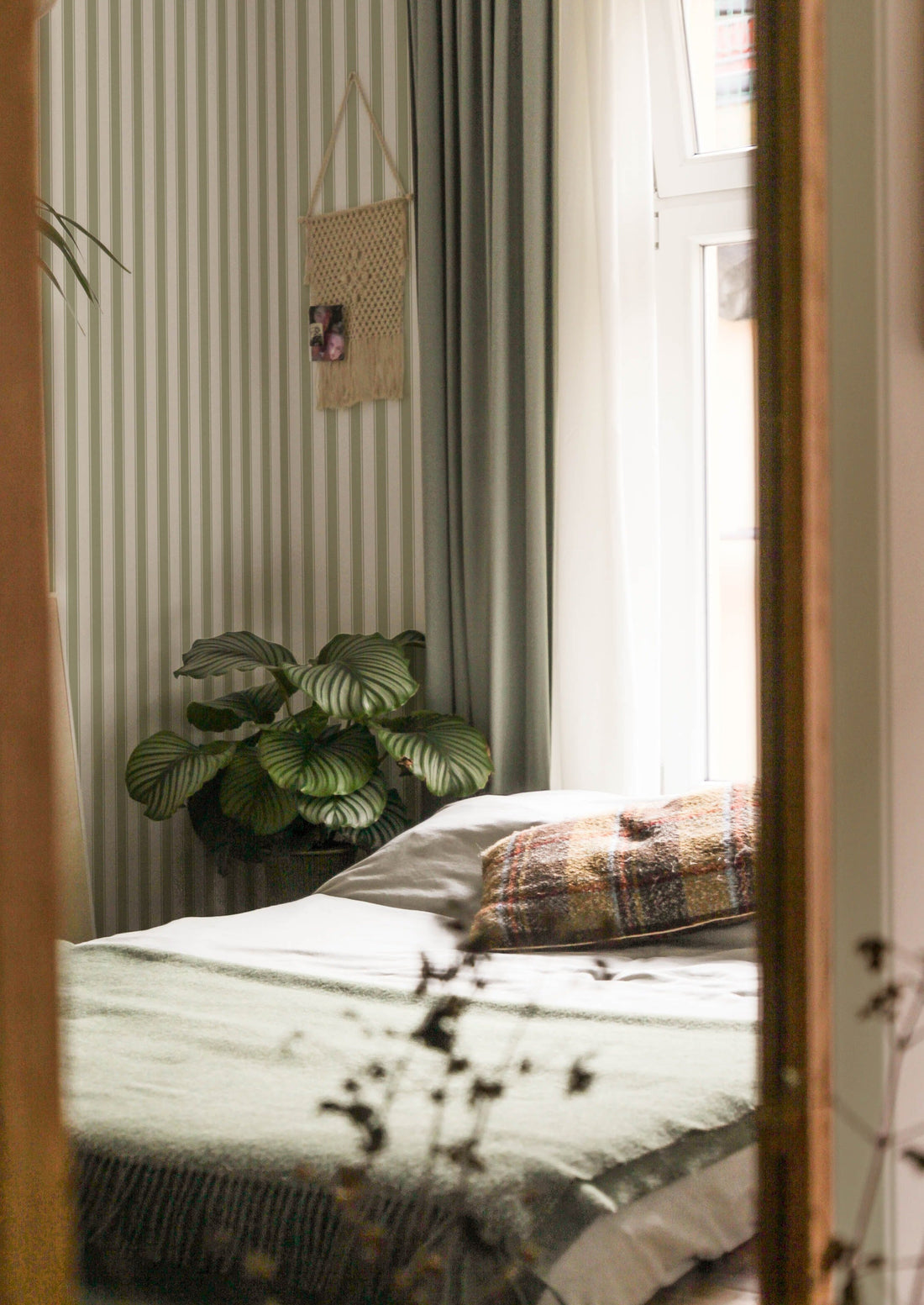 French Stripes Wallpaper - Green - Summer Gray
