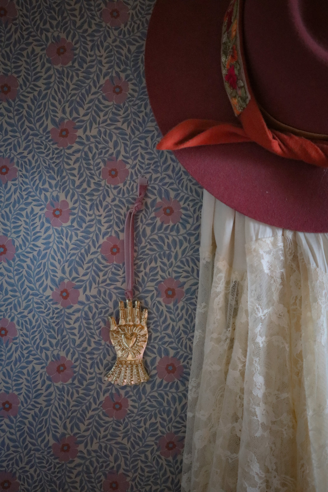 Kicki Wallpaper - Petal Pink - Summer Gray
