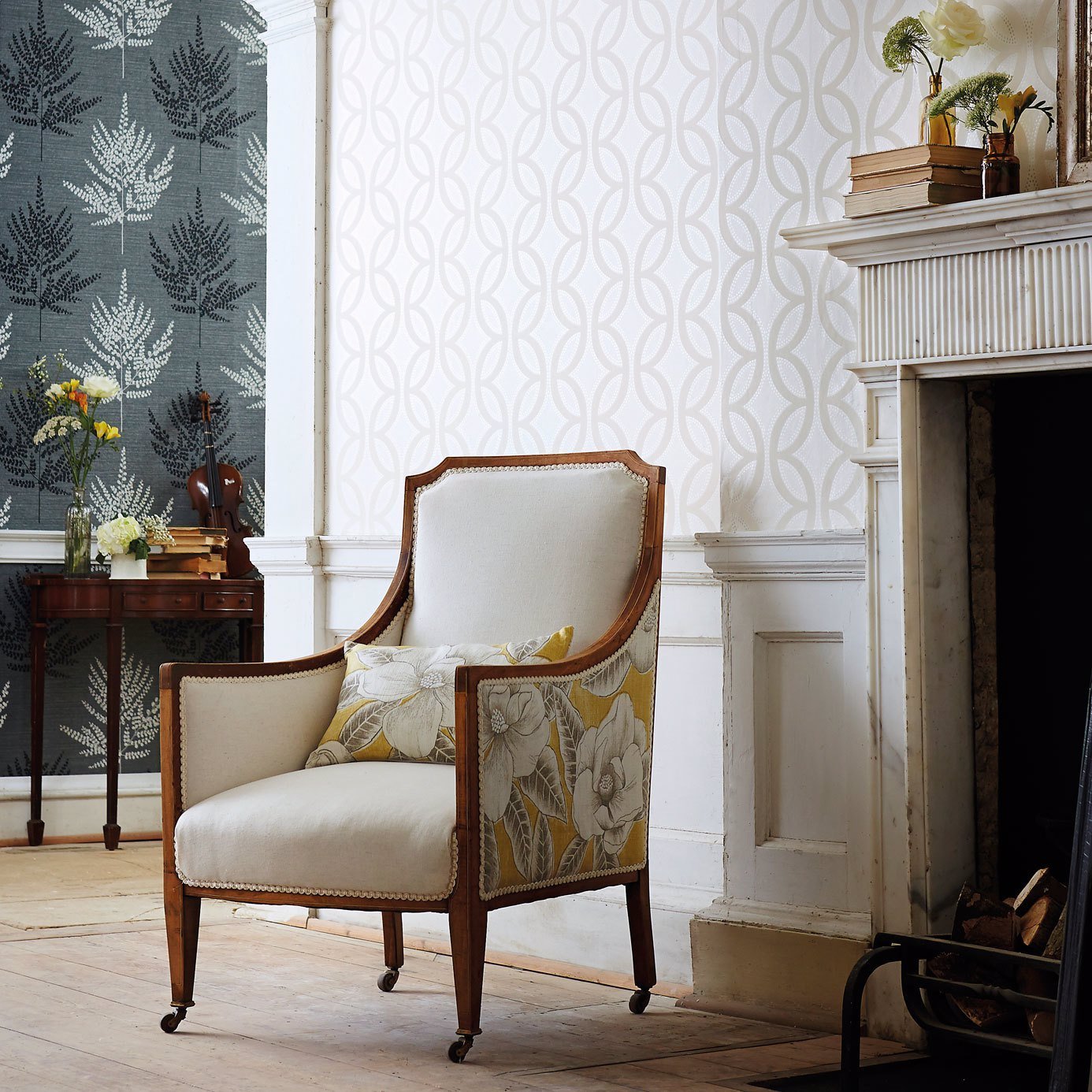 Caprice Wallpaper - Chalk Pearl & Silver - HPOW110594 - Harlequin 