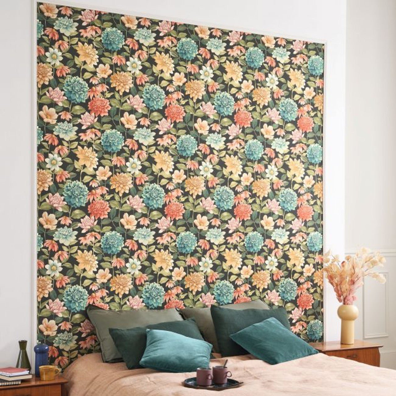 Dahlia Gardens Wallpaper - Bouquet Fond Noir - Casadeco - 87669568 - Premier Wallcovering