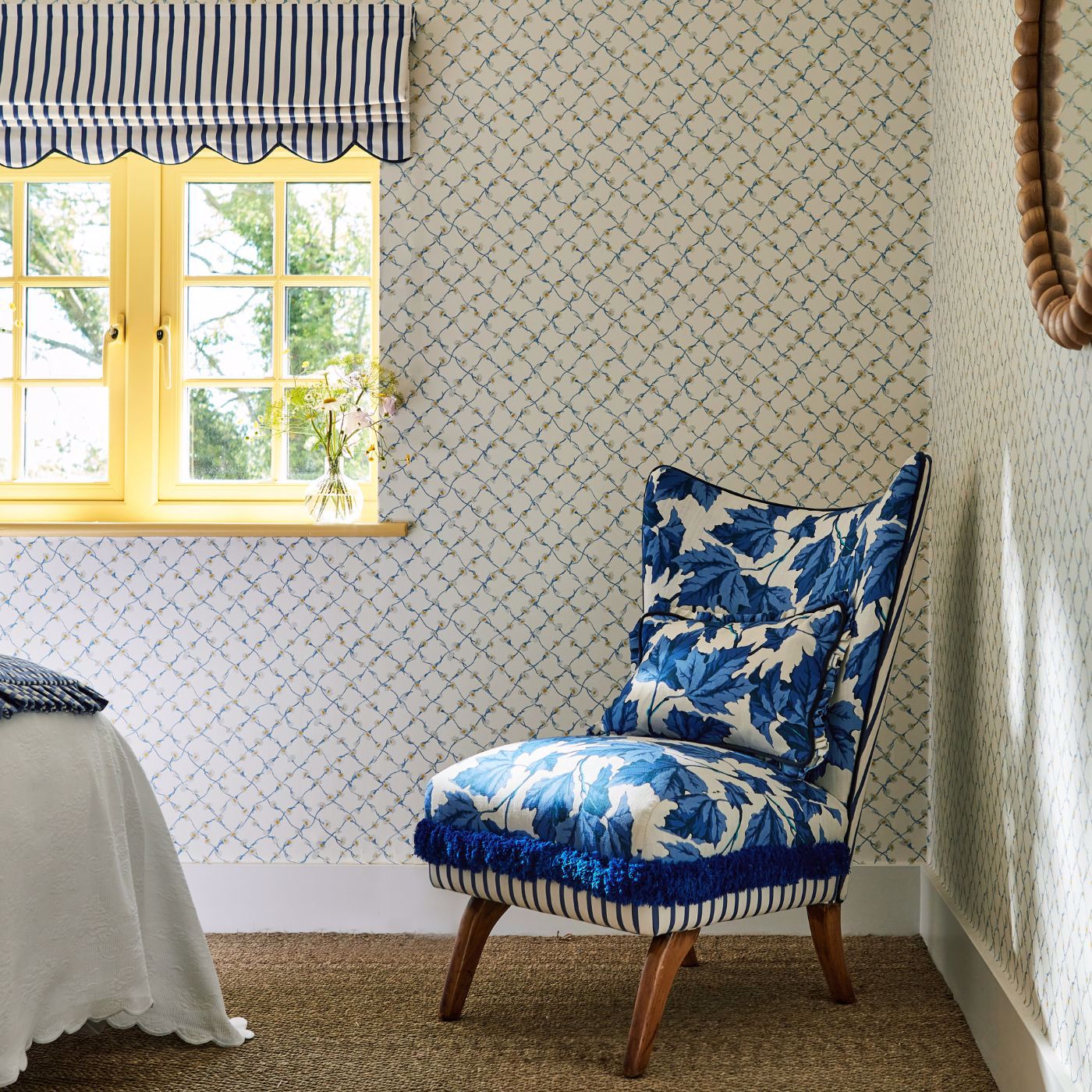 Daisy Trellis Wallpaper - Lapis/Pearl - Harlequin - HSRW113044