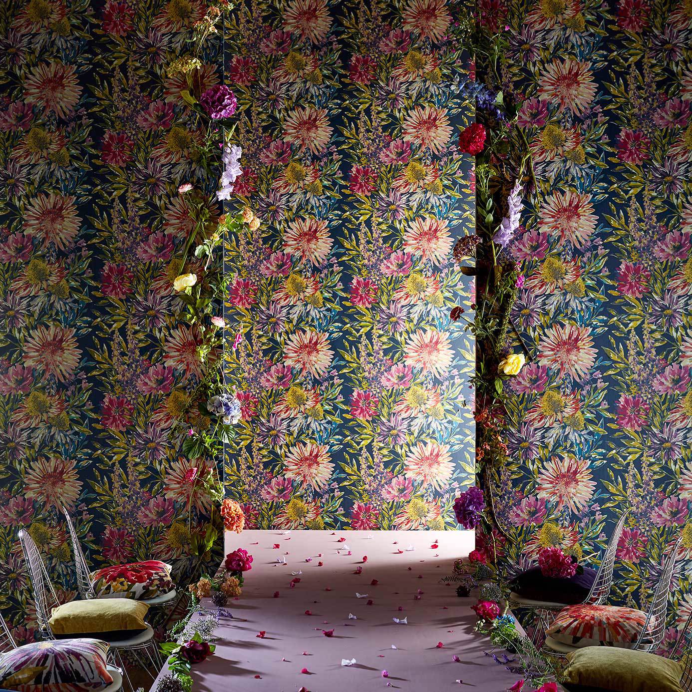 Floreale Wallpaper - Heather/Navy - Harlequin - HSTO111498