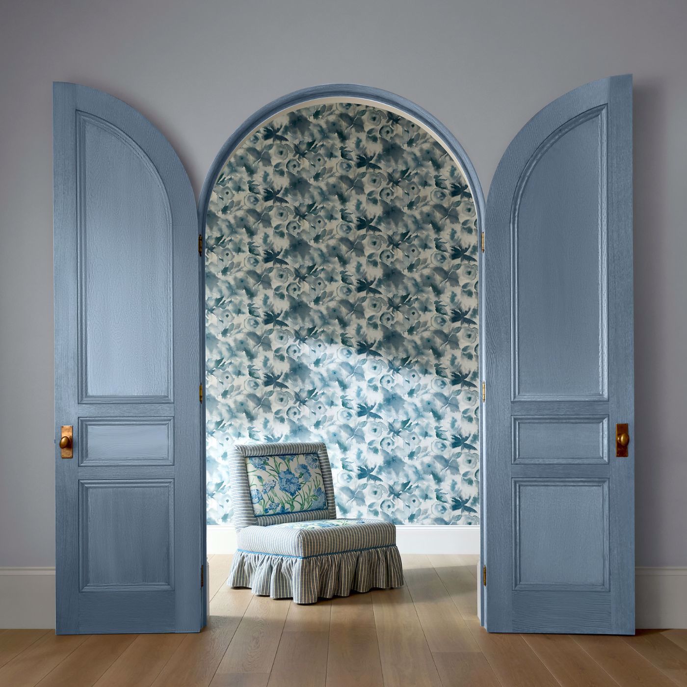 Flores Wallpaper - Cornflower/First Light/Denim - Harlequin - HRTW113138