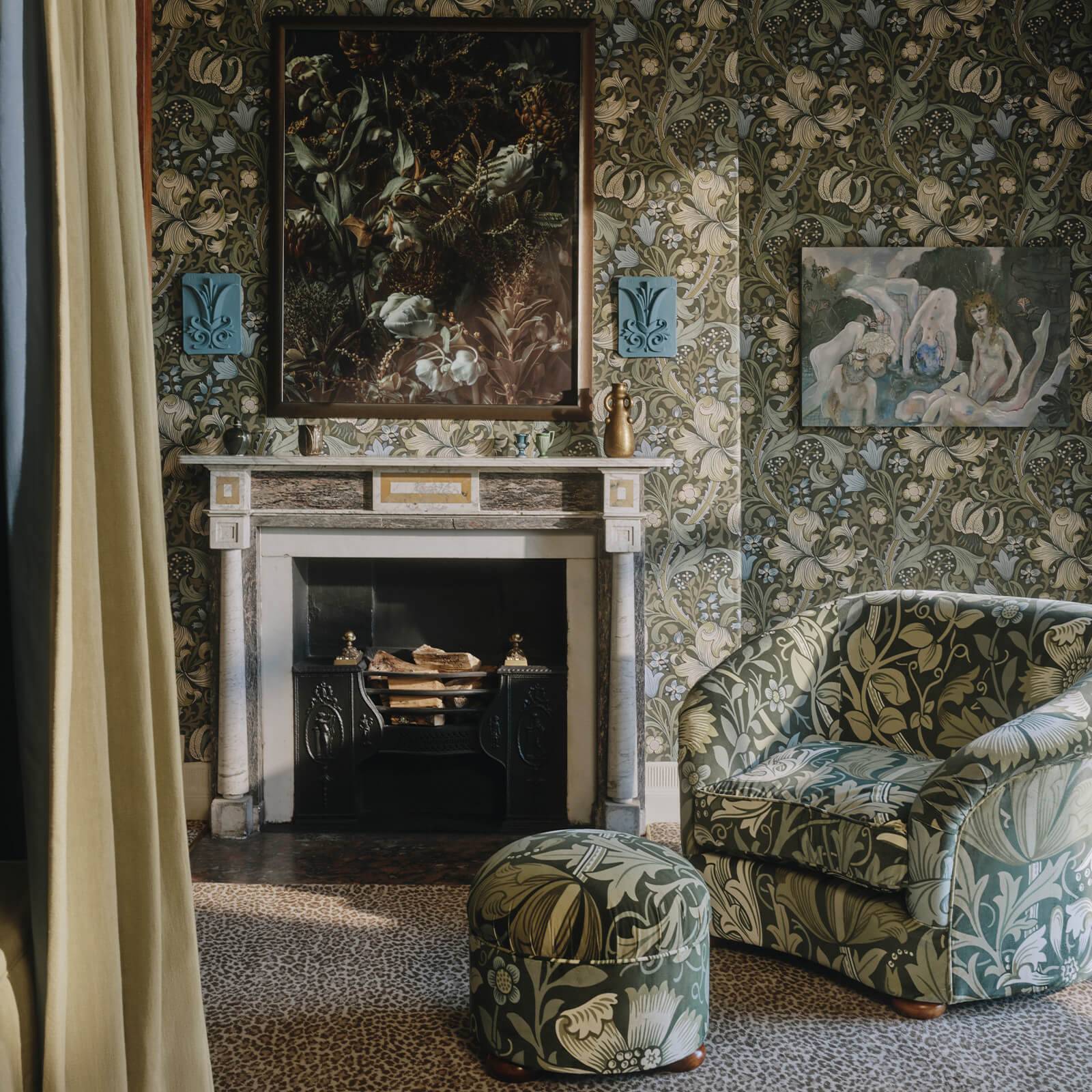 1-WA-GOL-DI-VER-XXX - Golden Lily Wallpaper - Verde - House of Hackney