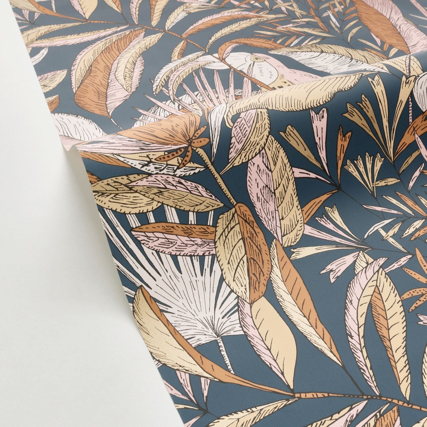 Jardin De Bel Air Wallpaper - Bleu Nuit Rose - Caselio - 103016459