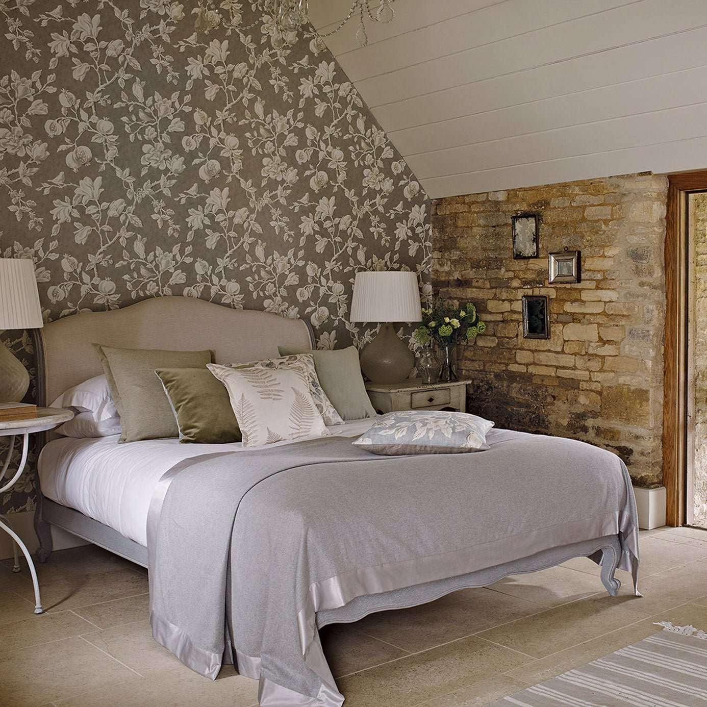 Magnolia & Pomegranate Wallpaper - Silver/Linen - DWOW215722 - Sanderson