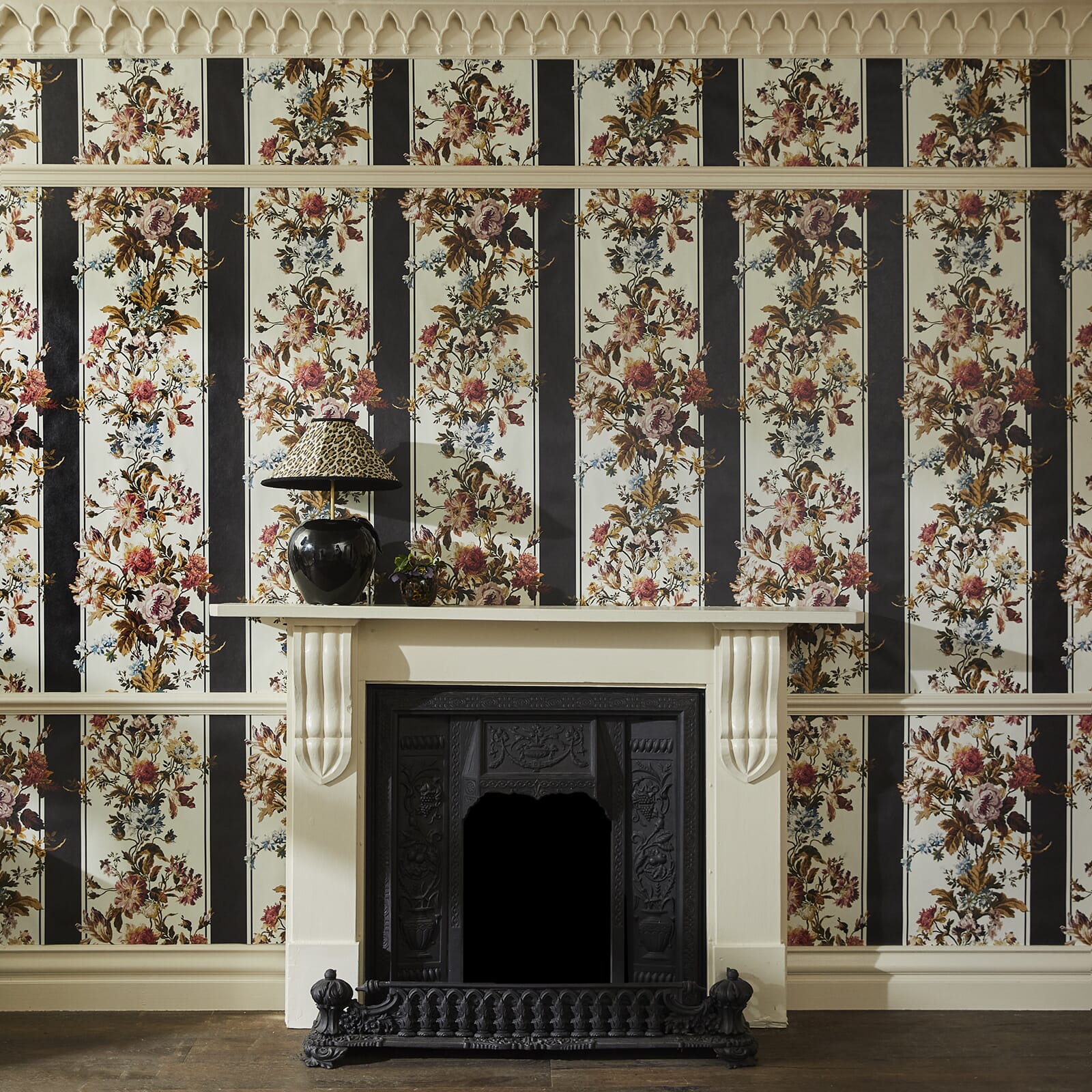 Rosetta Garland Wallpaper - Noir - House of Hackney - 1-WA-ROG-DI-NOI-XXX