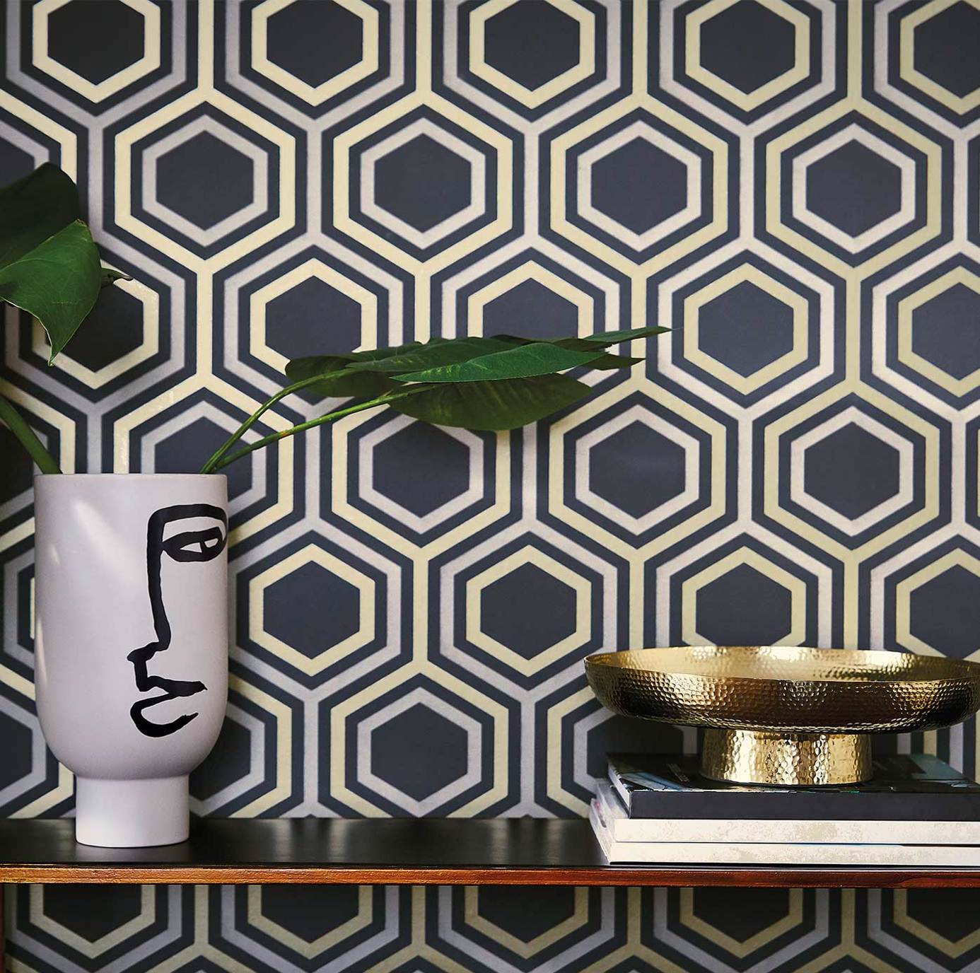 Selo Wallpaper - Ebony/Gold - Harlequin - HSAW112149