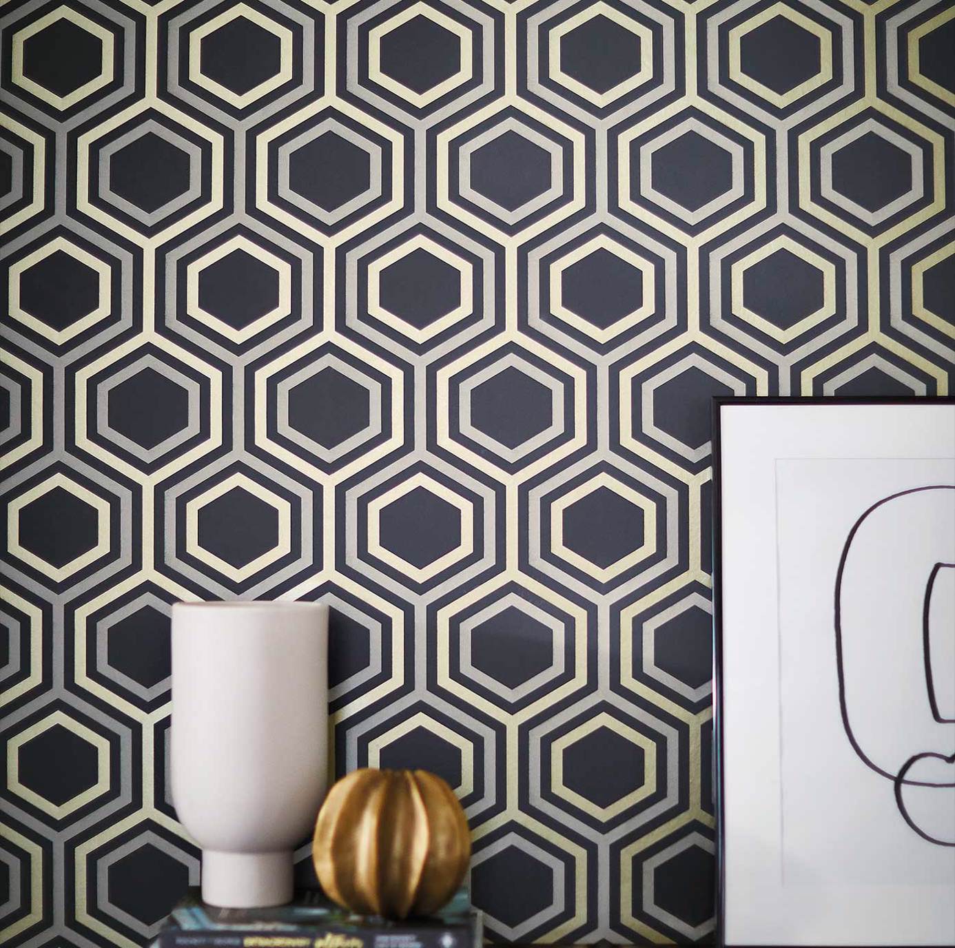 Selo Wallpaper - Ebony/Gold - Harlequin - HSAW112149