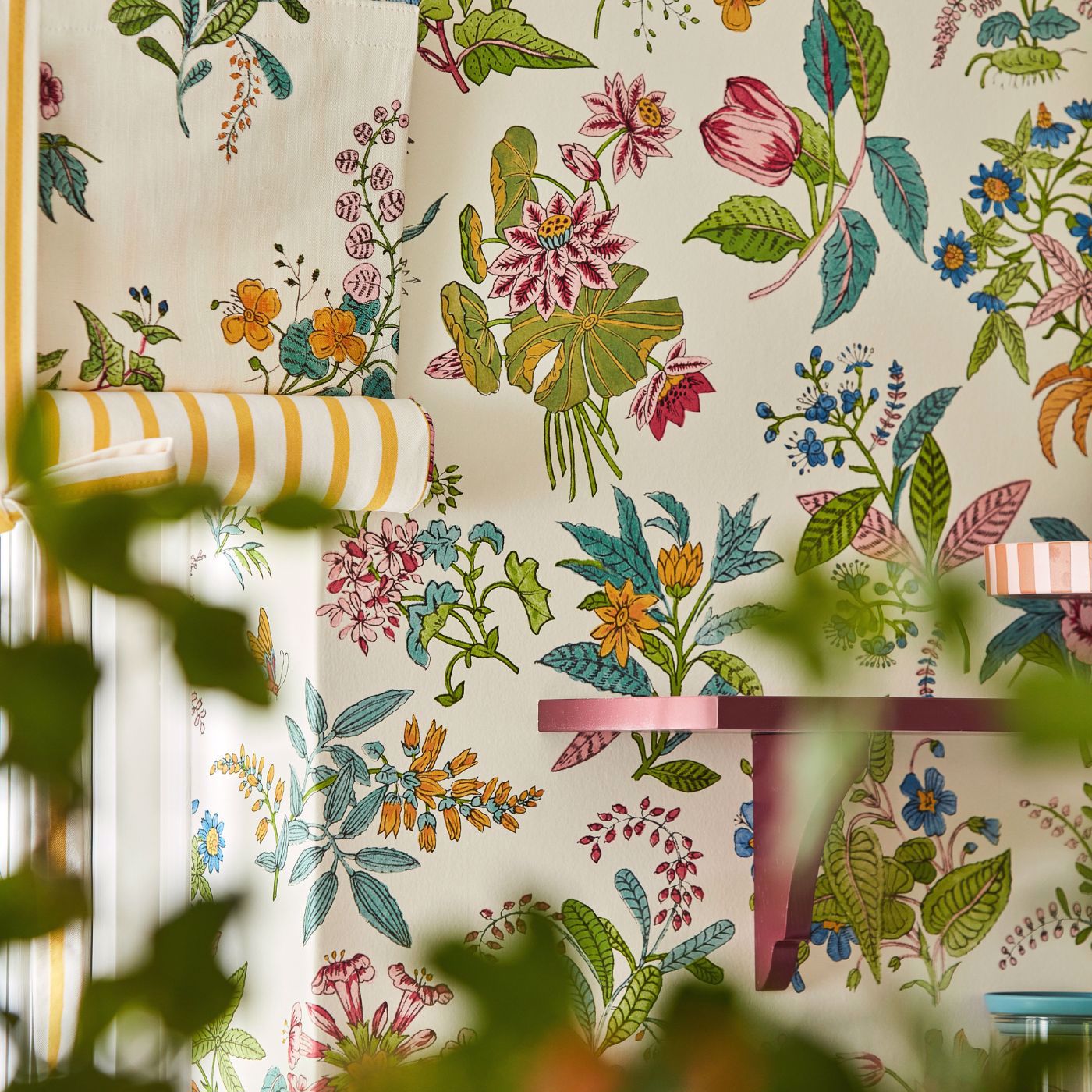 Woodland Floral Wallpaper - Peridot/Ruby/Pearl - Harlequin - HSRW113057