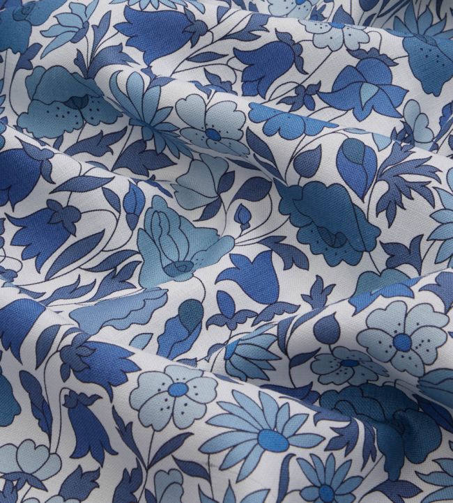 Poppy Meadowfield in Landsdowne Linen Room Fabric - Blue